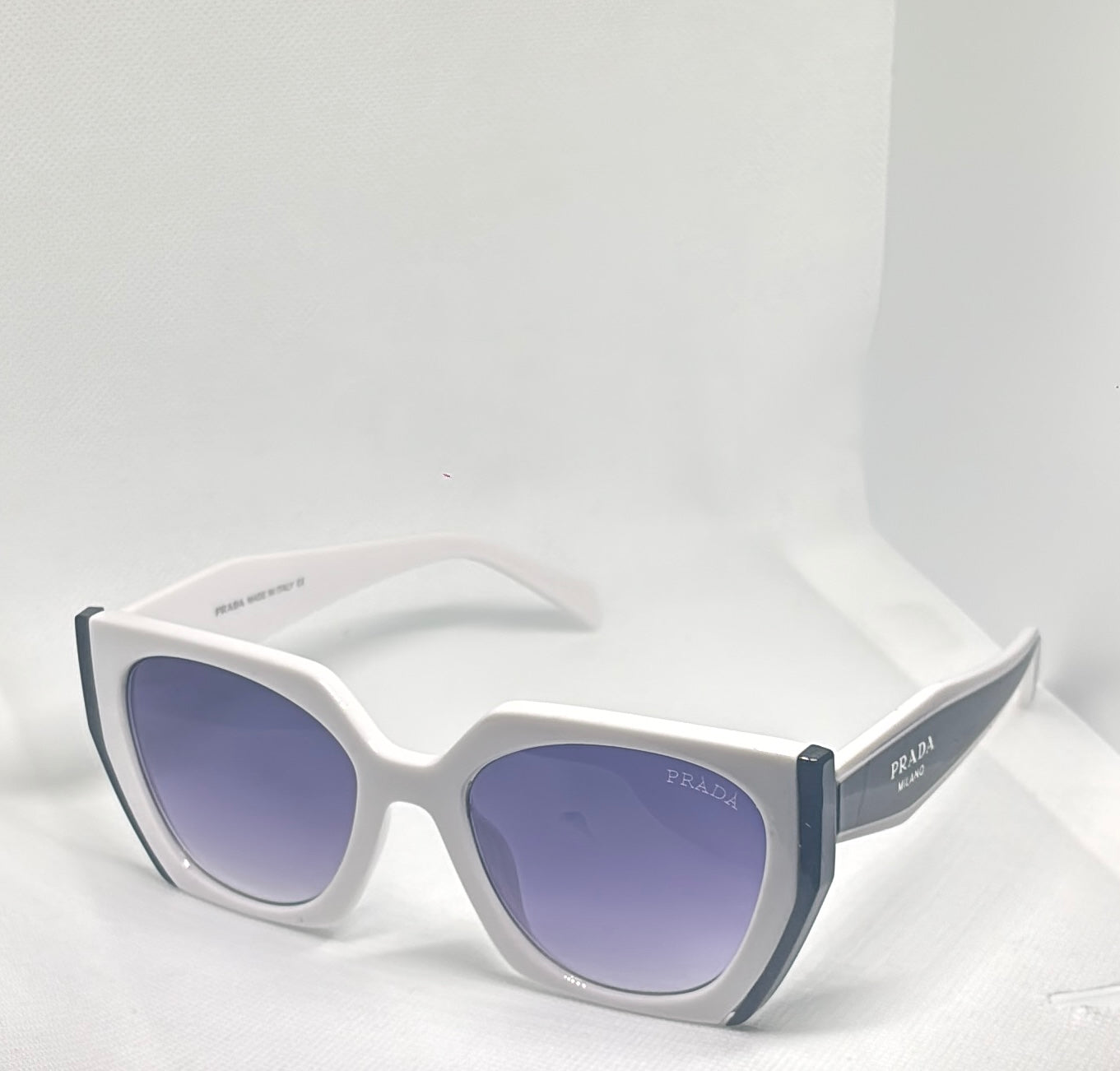 BLACK AND WHITE P SUNGLASSES