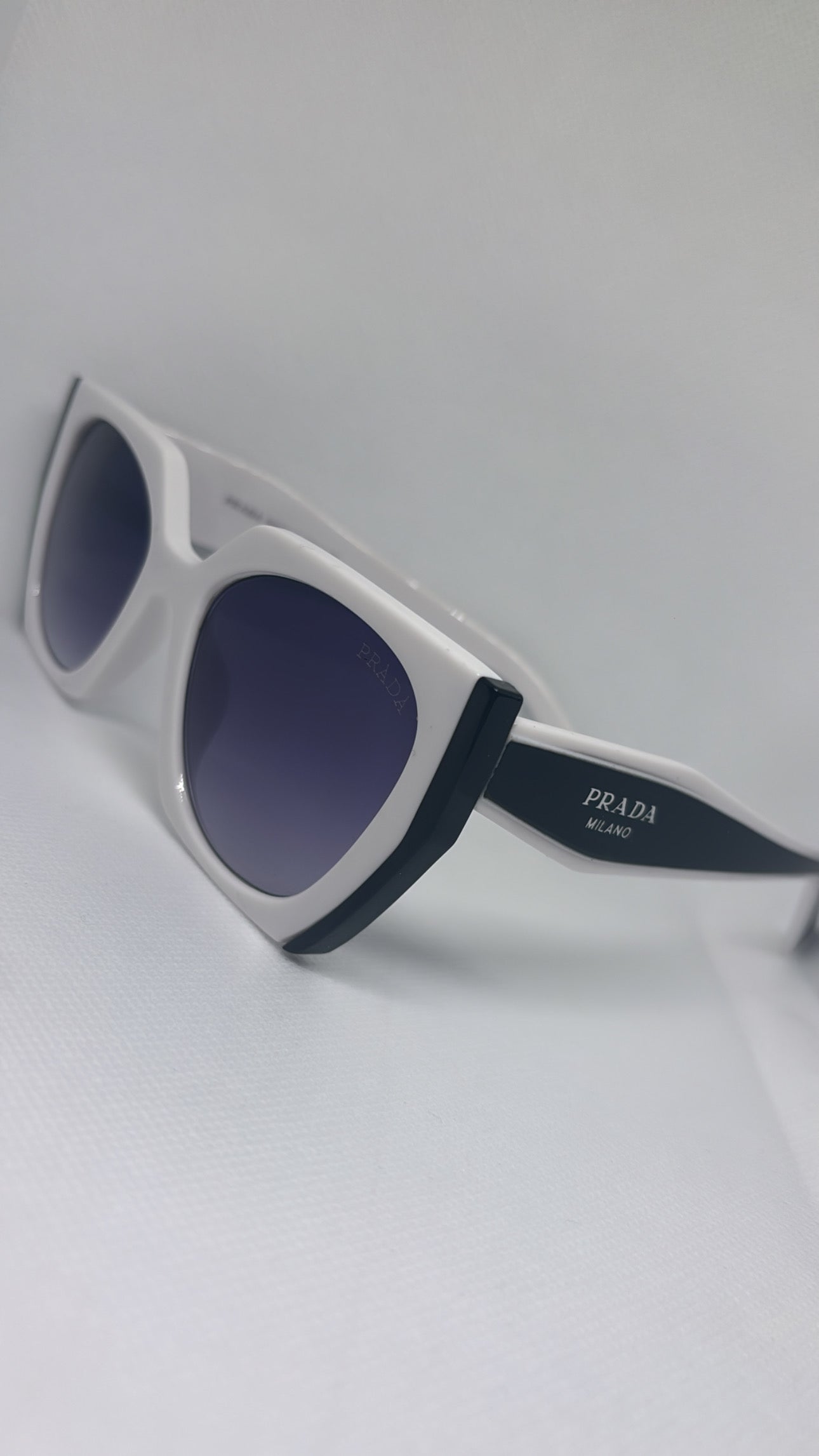 BLACK AND WHITE P SUNGLASSES