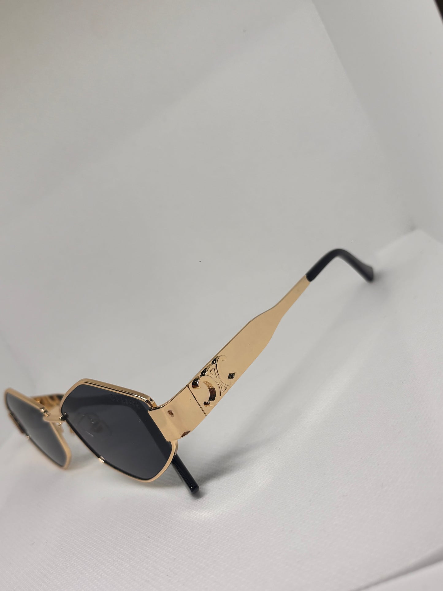 GOLD POINTED CEL SUNGLASSES