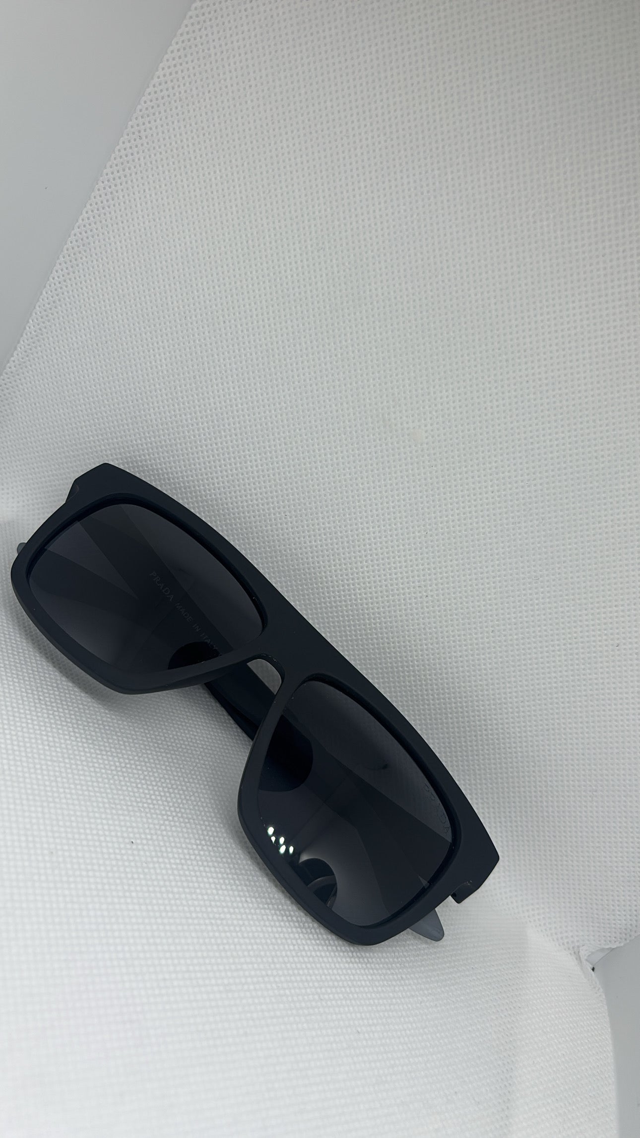 BLACK AND GREY SUNGLASSES