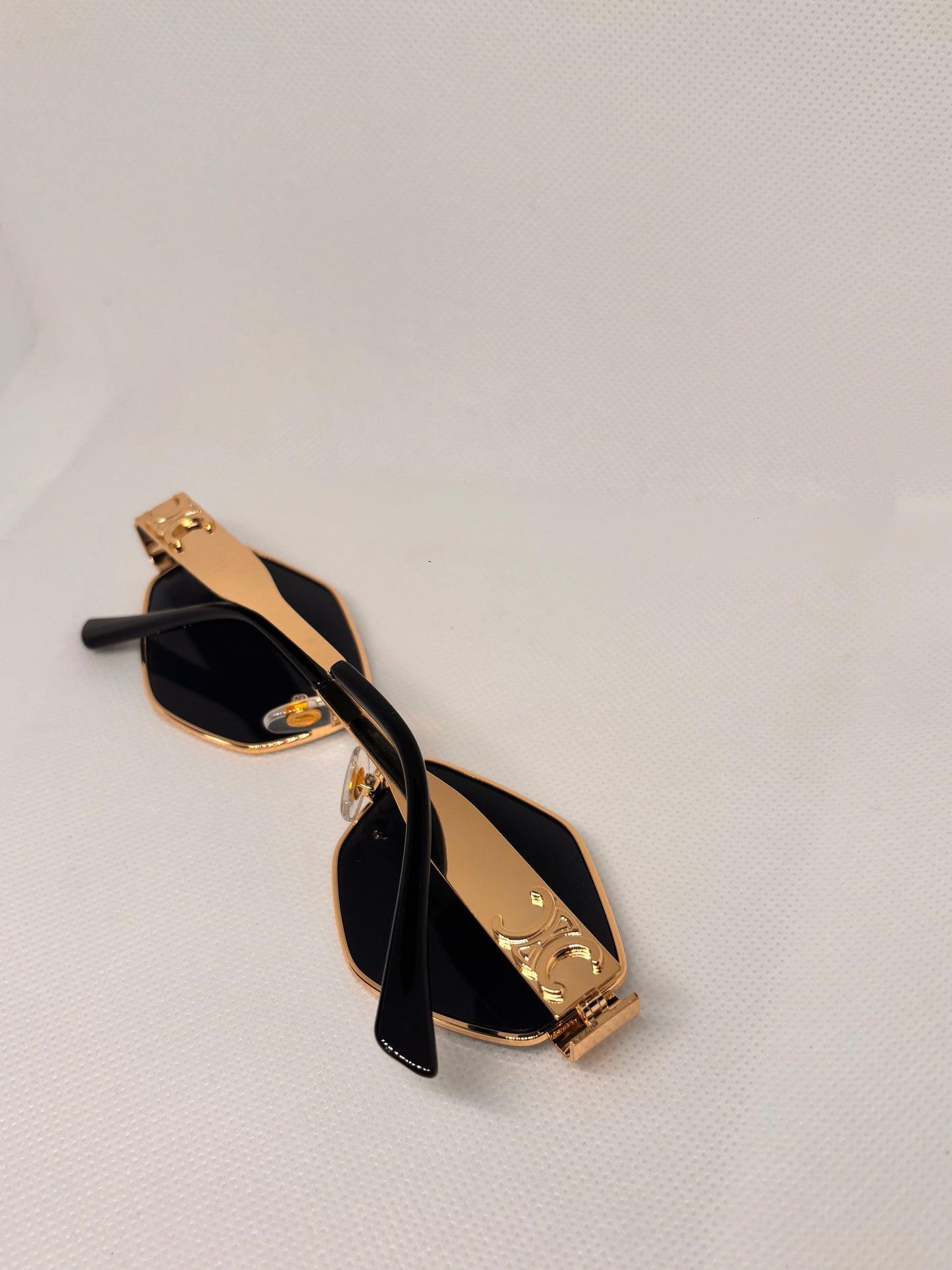 GOLD POINTED CEL SUNGLASSES