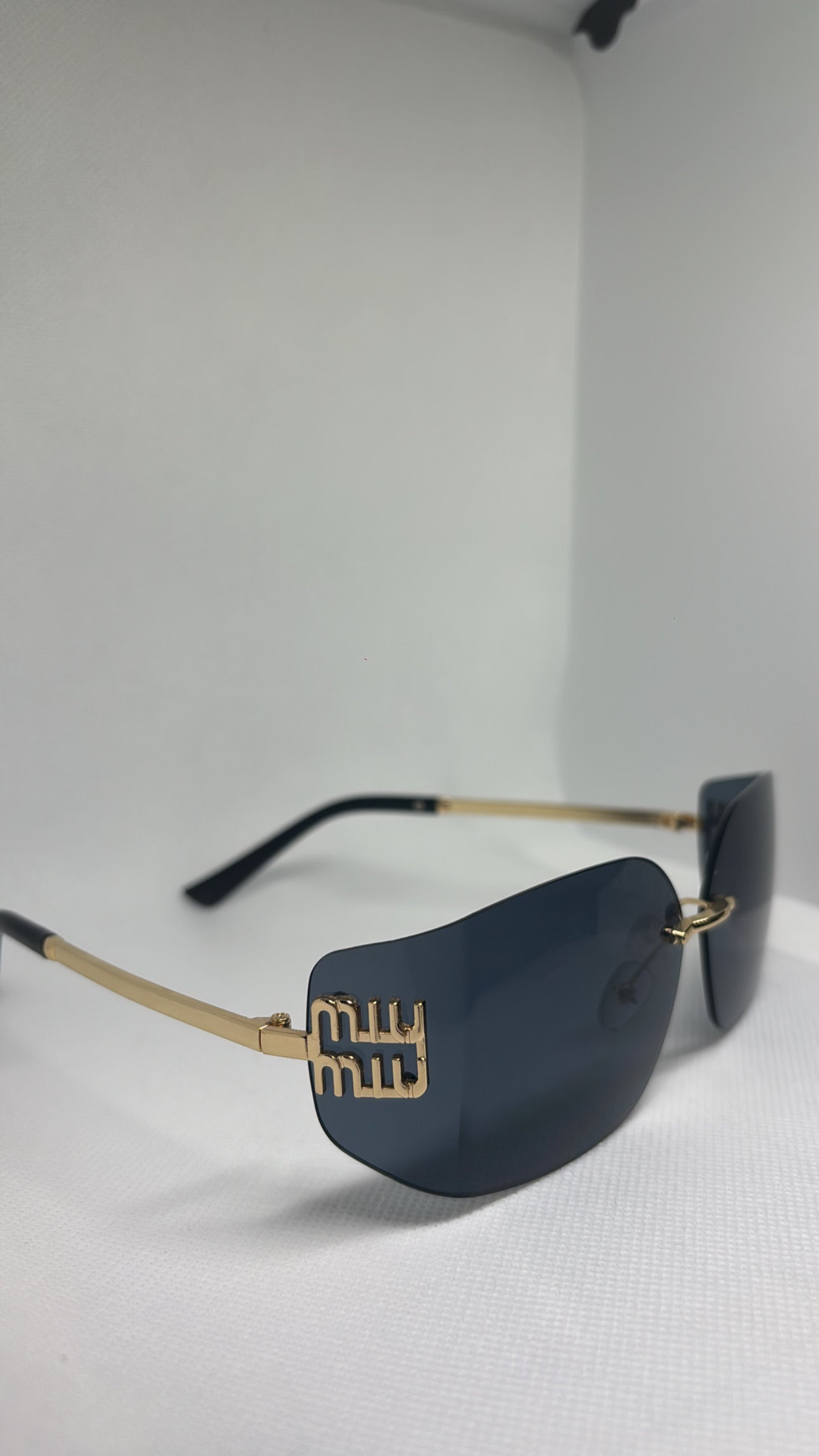 MIU SUNGLASSWS