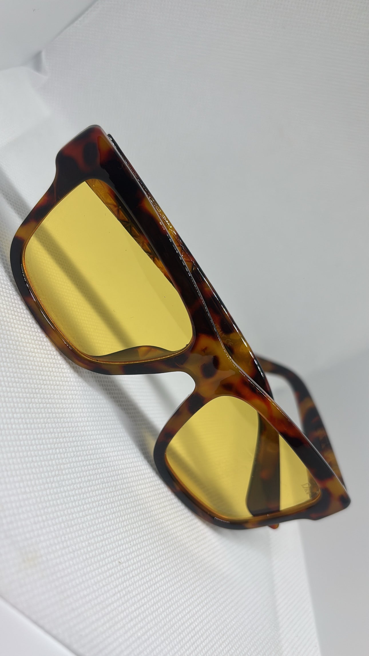 YELLOW AND BROWN SUNGLASSES