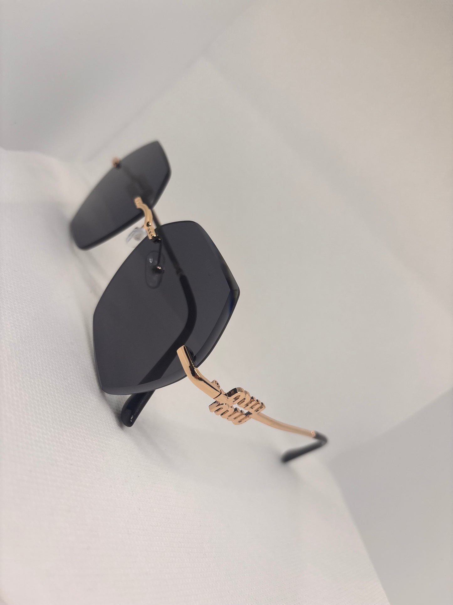 MIU BLACK SUNGLASSES
