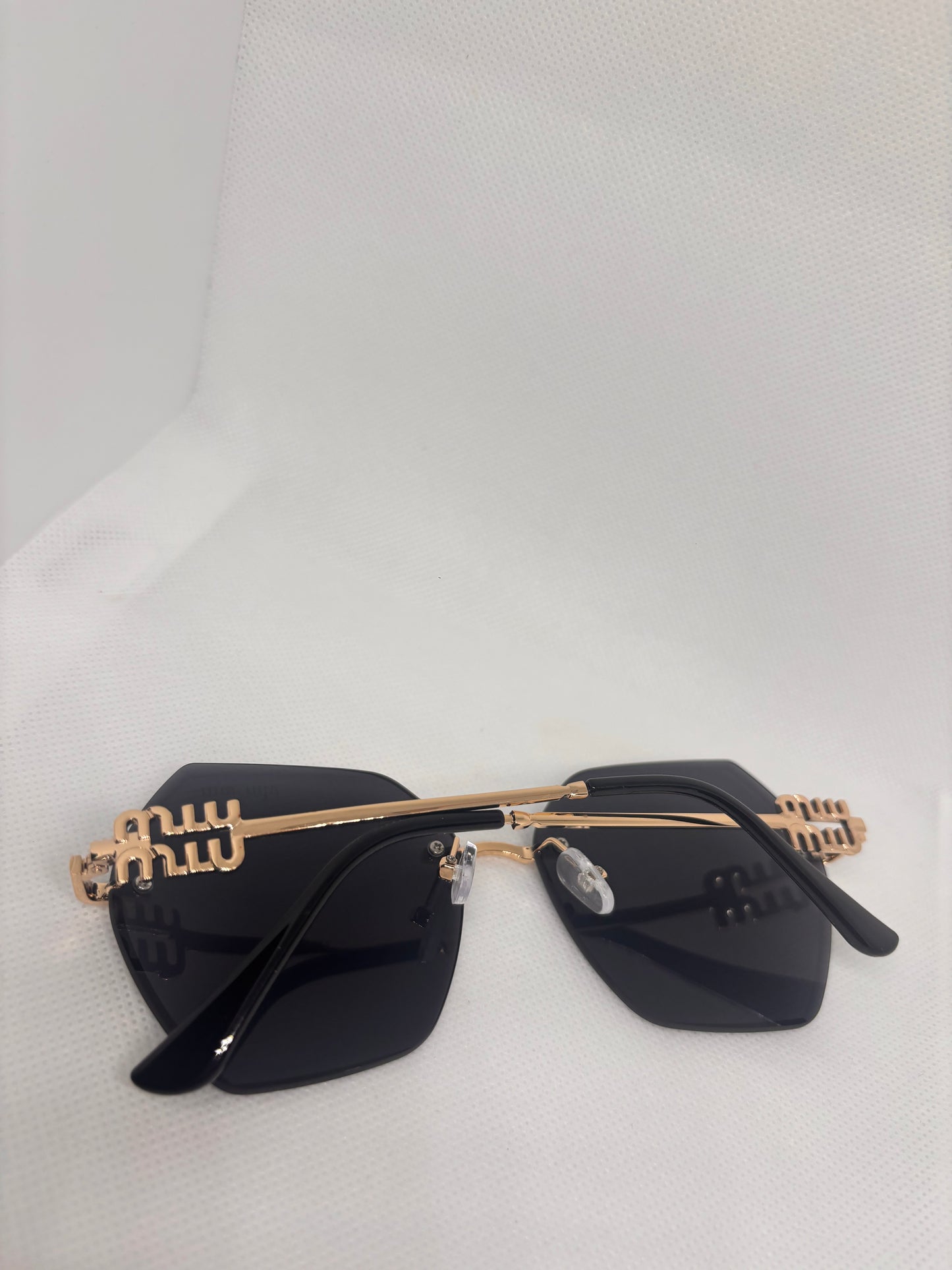MIU BLACK SUNGLASSES