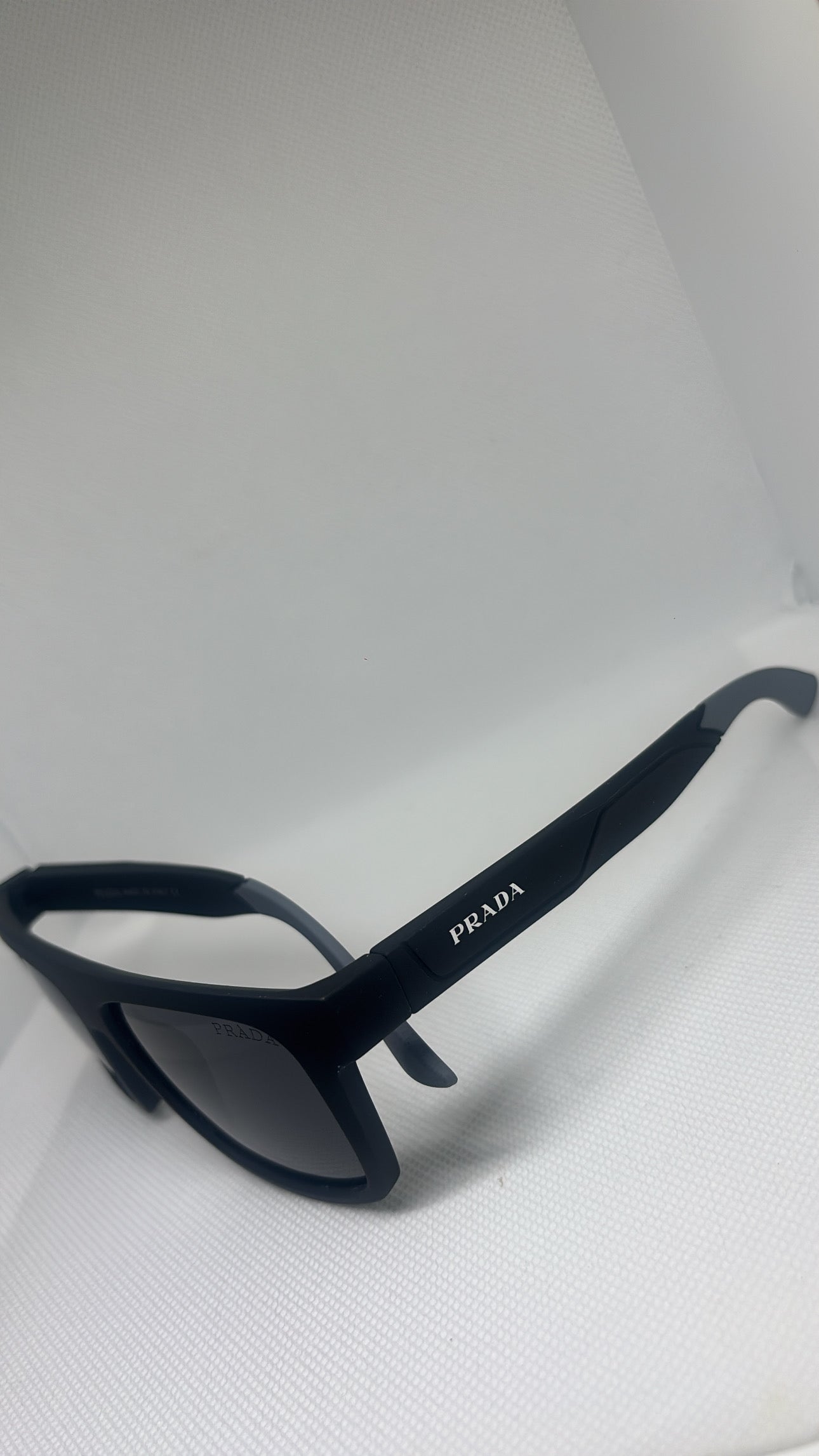BLACK AND GREY SUNGLASSES
