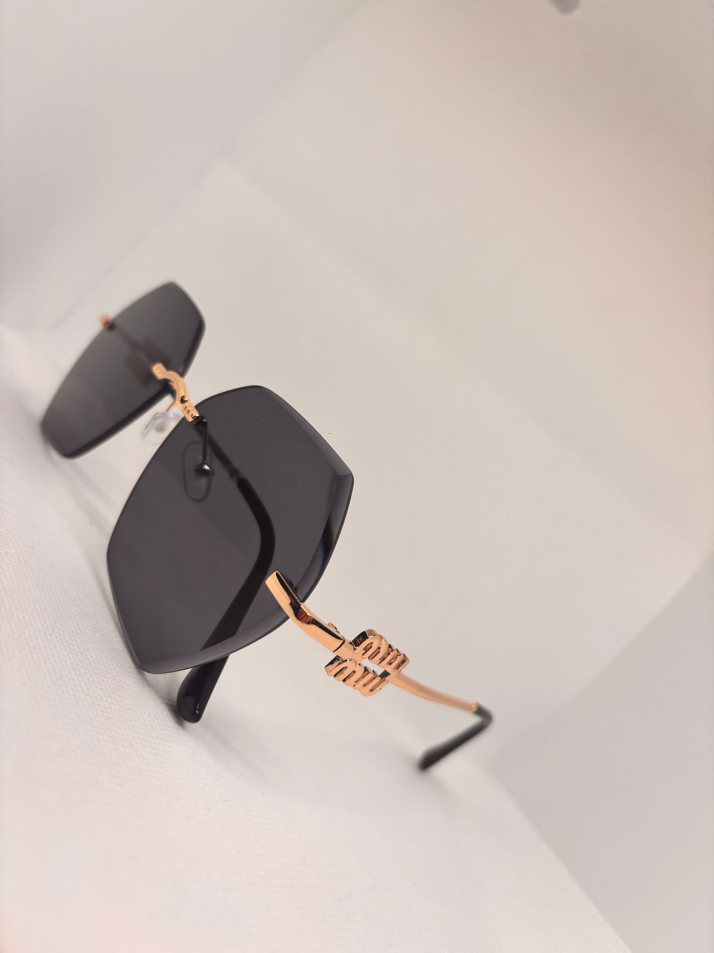 MIU BLACK SUNGLASSES